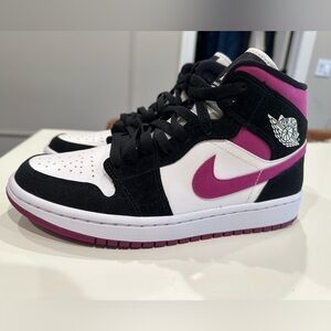 NEVER WORN - WOMEN’S JORDAN 1 MID - Size 7.5